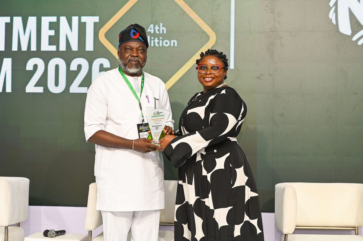 ES, ALDG presenting award at the GIF Dinner 